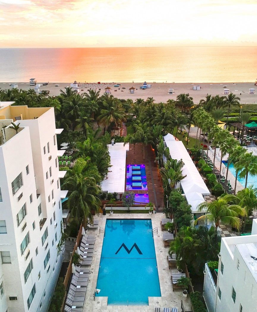 Utsikt över Miami Beach och poolområdet på Marseilles Hotell